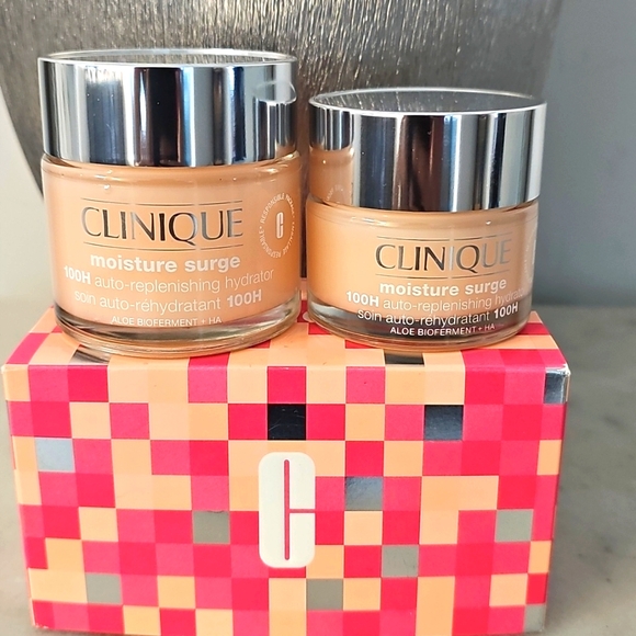 Clinique Moisture Surge 100H Auto-Replenishing Hydrator - Peach and Silver - Picture 1 of 4